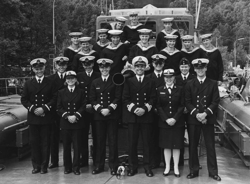 Svart-hvitt gruppebilde av besetningen i marineuniform på dekket av MTB-en KNM Ørn, 1992