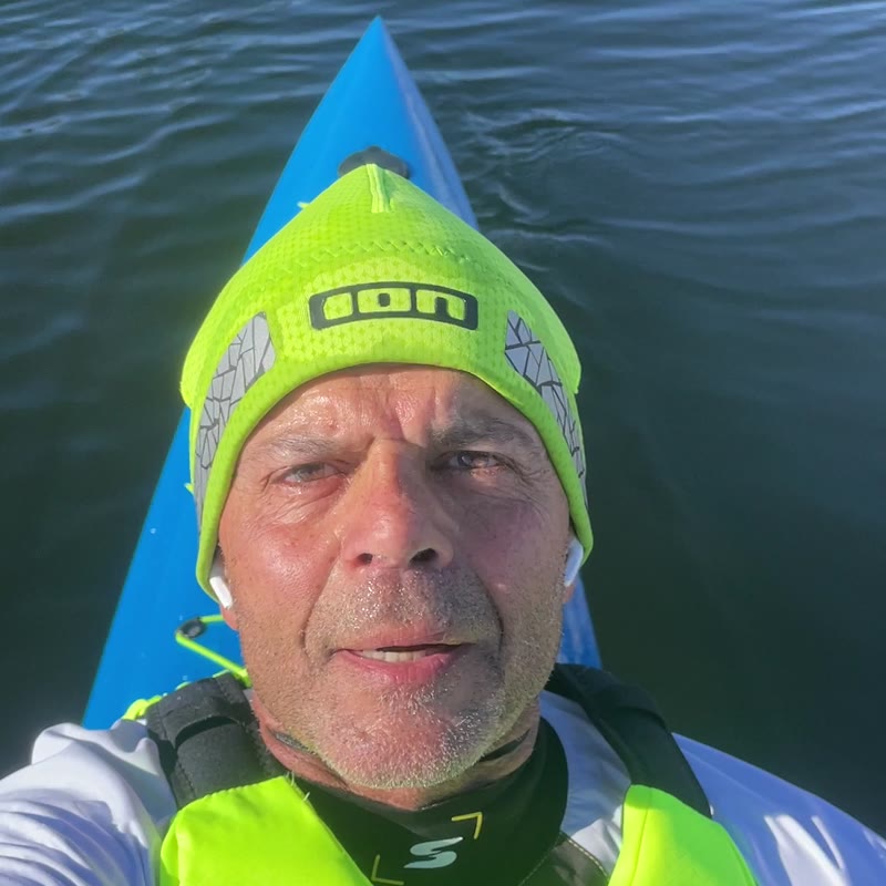 Bobby Bastviken i neongul lue og vest i surfskien